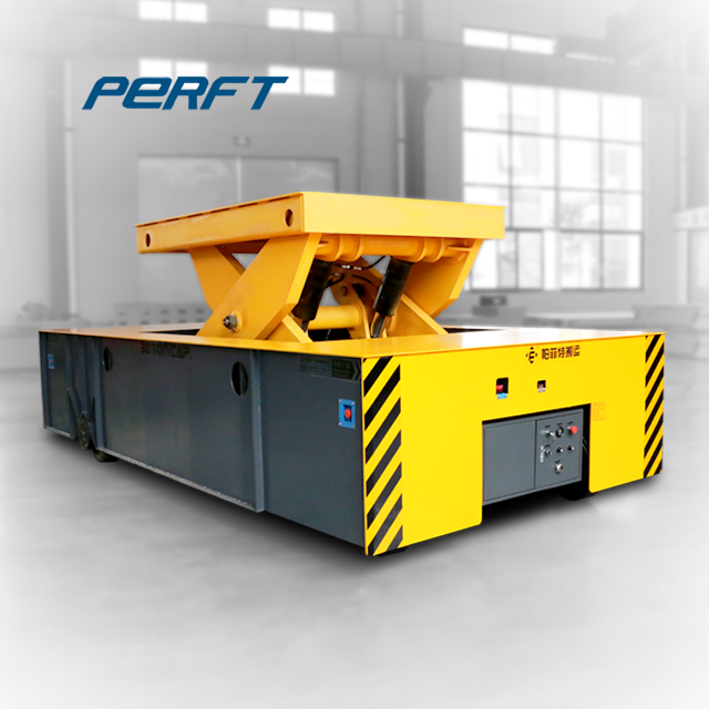 The hydraulic transfer vehicle in the industrial workshop is used for lifting and precise handling of heavy materials.